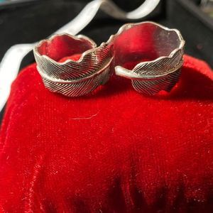 Silver tone leaf double figure 8 ring.